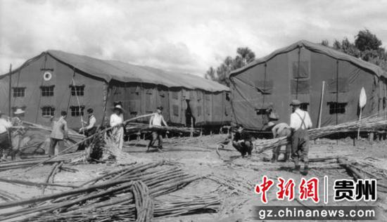 資料圖；水鋼創(chuàng)業(yè)者正在搭建帳篷房。六盤水市委宣傳部供圖