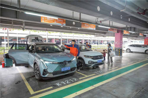 租車自駕游 領(lǐng)略異鄉(xiāng)年味