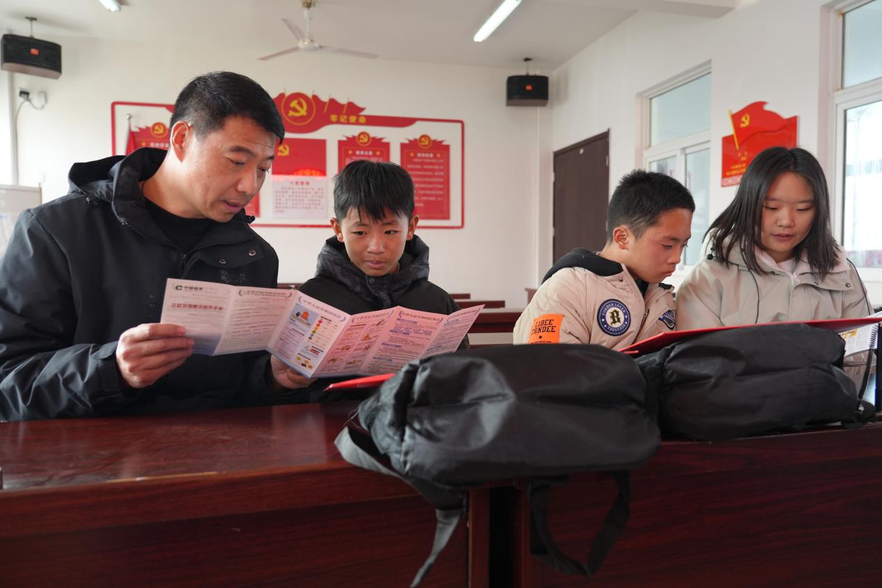 大手牽小手 溫暖過新年 ——安徽明光市煙草專賣局為“小候鳥”撐起愛的晴空