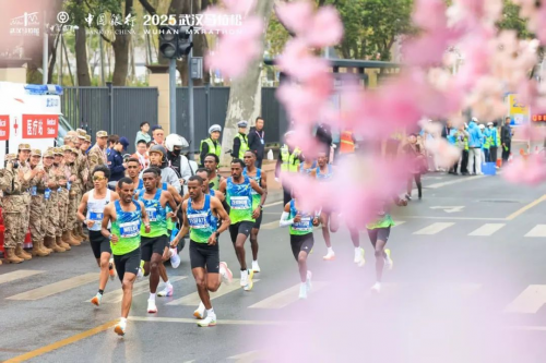 馬應(yīng)龍亮相武漢馬拉松，開(kāi)啟健康營(yíng)銷(xiāo)新篇章