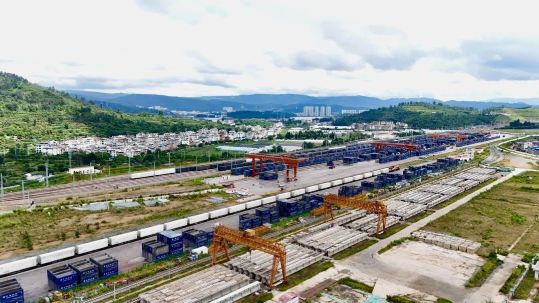 中老鐵路國際貨物列車（玉溪—萬象）實現(xiàn)雙向開行