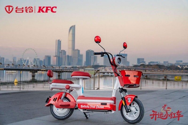 開(kāi)運(yùn)小紅車席卷街頭！臺(tái)鈴肯德基聯(lián)名嗨翻周末